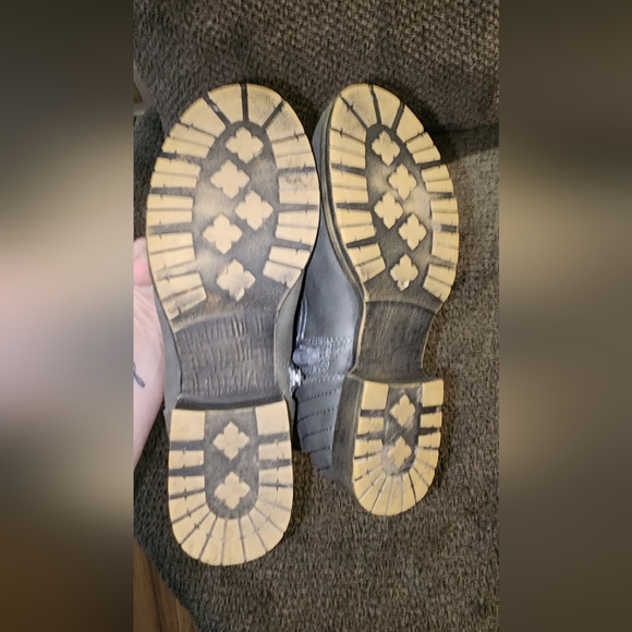 Women's sz 6 Grey faux leather w/ grey sweater accent boot - Picture 3 of 9